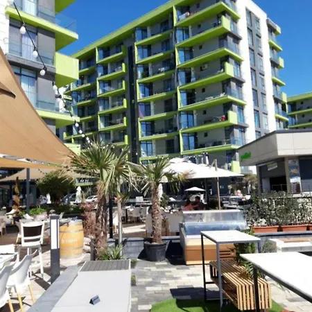 Sea Side Pool & *