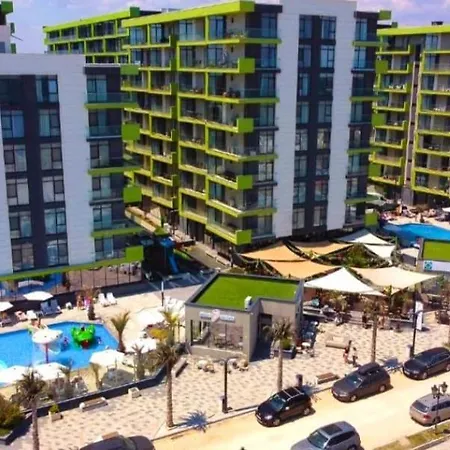 Sea Side Pool & 아파트